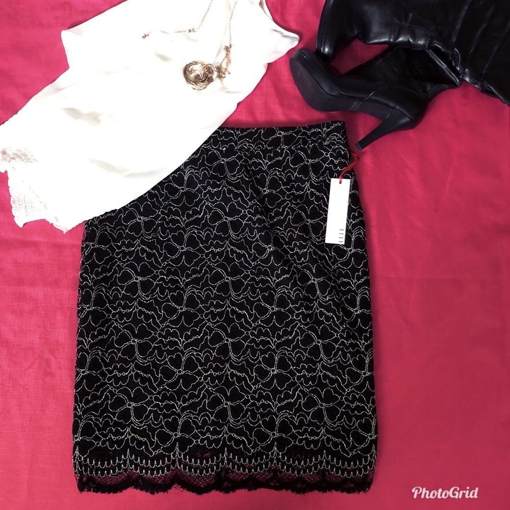 Elle Women’s Black and White  Lace Skirt ~size 8~